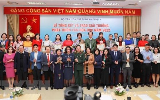 獲獎的集體和個人合影留念。(圖:越通社)