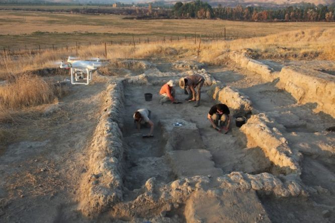 考古學家在 Tsaf 挖掘了一個房間,研究人員在那裡發現了具有7,000年曆史的棉纖維遺骸。(圖:海法大學)