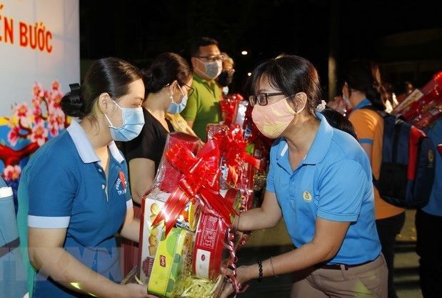 每逢春節來臨，市勞動聯團都向處境困難的勞工贈送春節禮物。（示意圖：清宇）