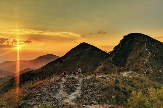 年輕人組團探索仙姑山。