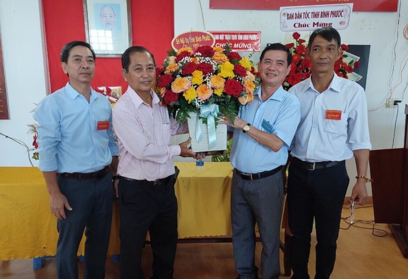 平福省領導贈送鮮花慶祝祿寧華人相濟會新屆執委會領導。