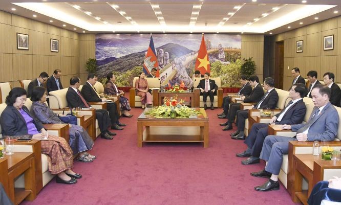 越南國會與柬埔寨議會代表團會見現場。(圖:國會)