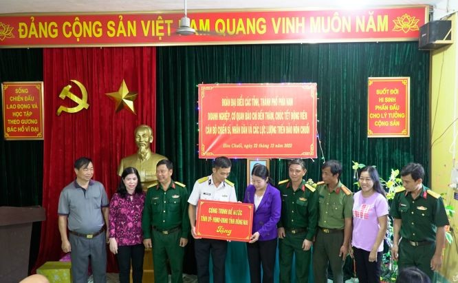 第五區海軍司令部工作團向薯島邊防哨所戰士們贈送禮物。（圖：潘海）