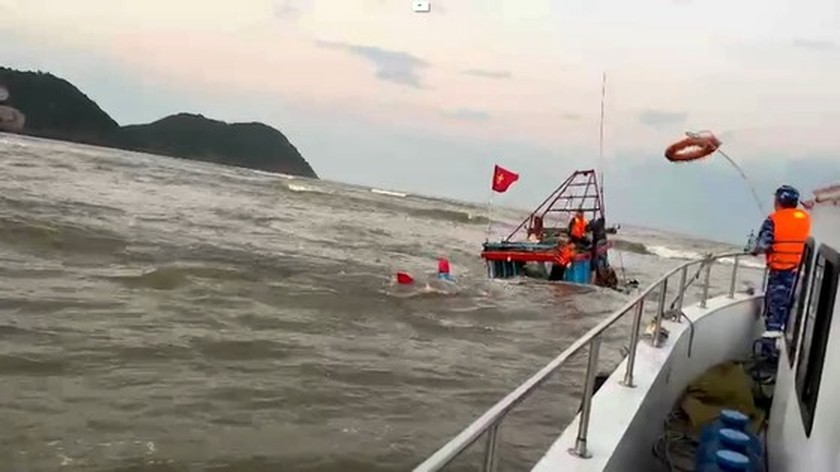 第一區海警司令部救起海上遇險船員