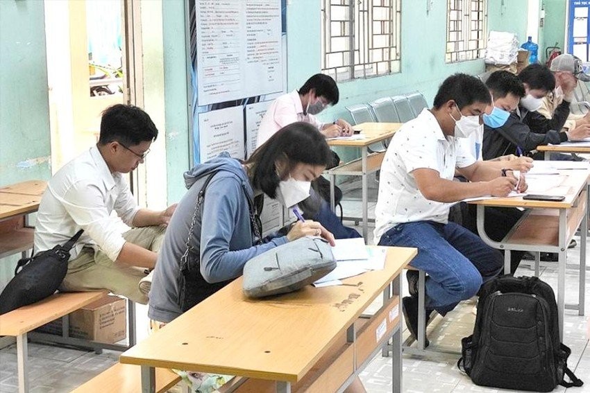 勞工在市就業服務中心辦理2019年《勞動法》規定的制度獲享手續。