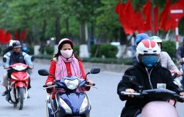 北部天氣轉冷,河內市民外出都添置了厚衣。(圖:互聯網)