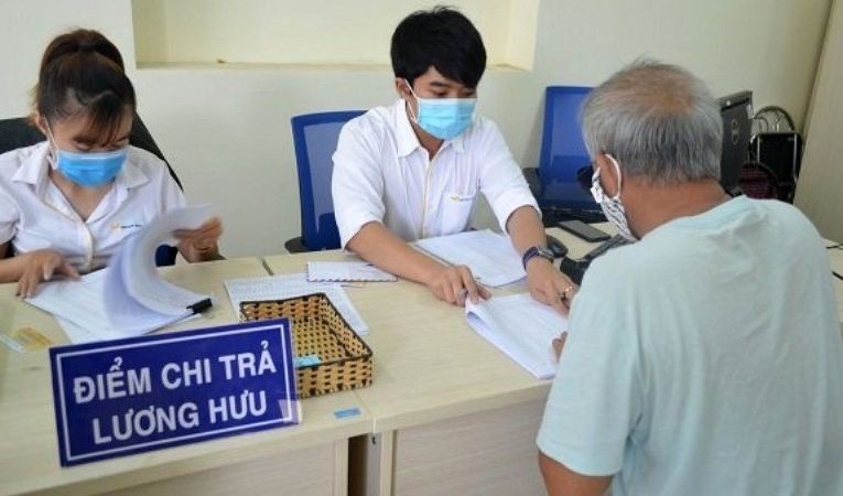 一名退休幹部在當地保險機關簽領退休金。（圖：人民報）