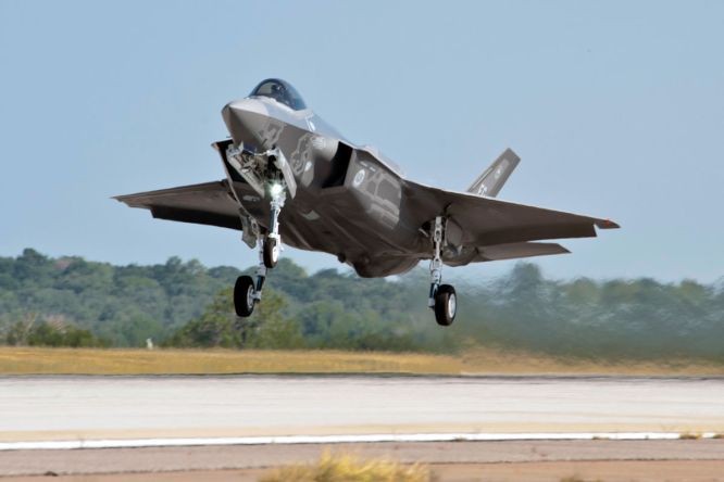 圖為正在起飛的一架F-35A戰鬥機。(圖:互聯網)