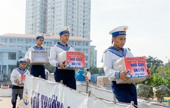 戰士們搬送禮物上船準備啟程往DK1瞭望台拜年送禮。（圖：越通社）