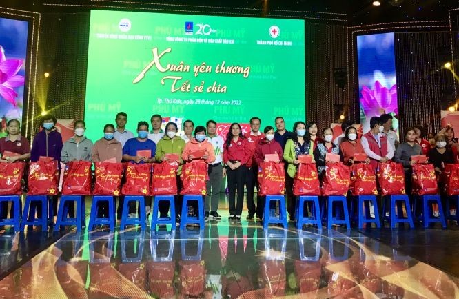 中央、本市紅十字會和PVFCCo公司代表向窮人贈送禮物。