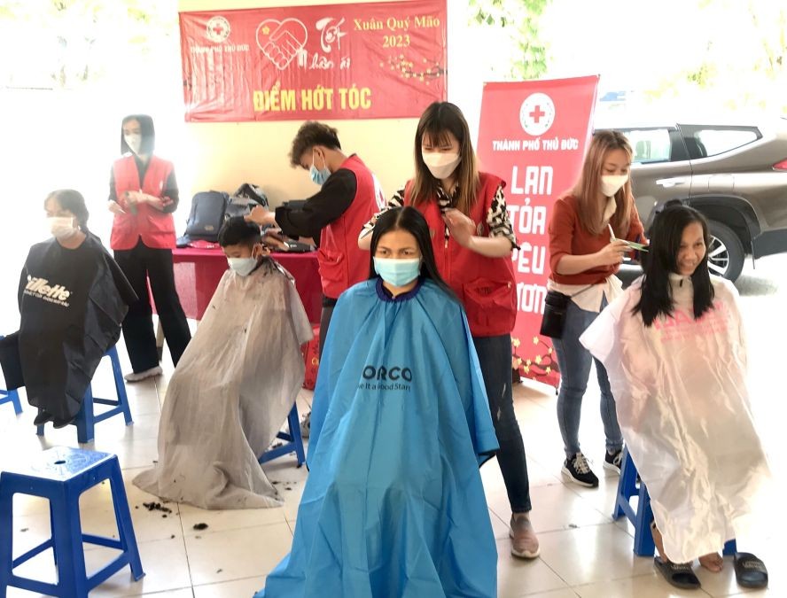 各窮人獲免費理髮。