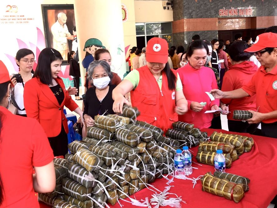 向窮人贈送肉粽。