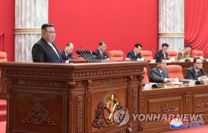 朝鮮國務委員會委員長金正恩(左一)出席會議。(圖:韓聯社/朝中社)