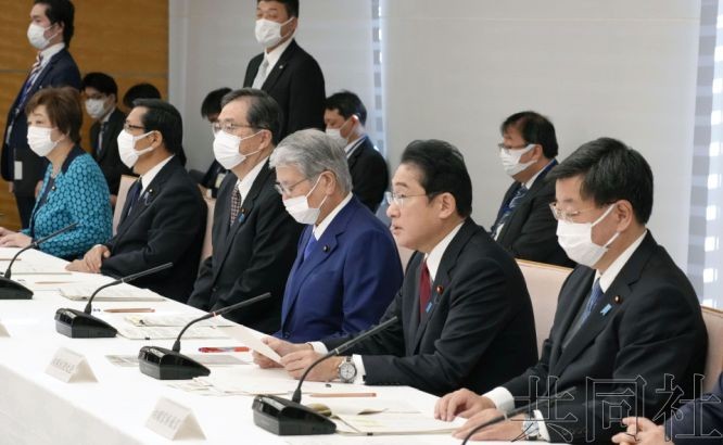 12月27日,日本首相岸田文雄(右二)在“糧食穩定供應和農林水產業基礎強化總部”會議上致辭。(圖:共同社)