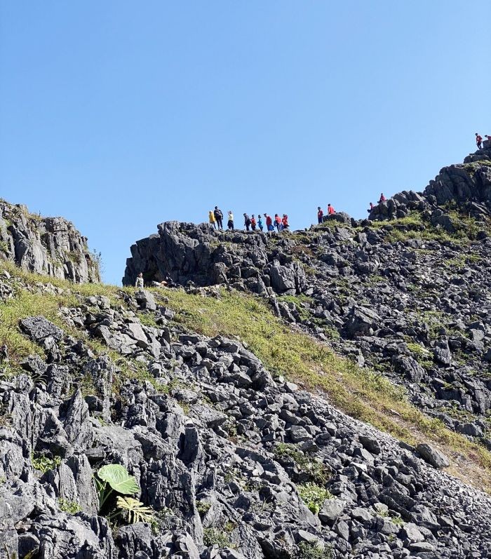 遊客徒步征服白石灰崖路線。 遊客徒步征服白石灰崖路線。