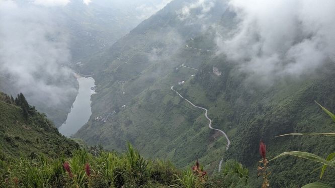 登上白石灰崖欣賞美麗風景。