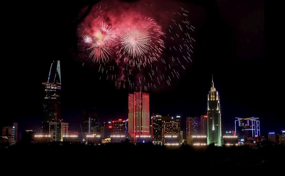 胡志明市烟花满天迎新年。陈光明 摄