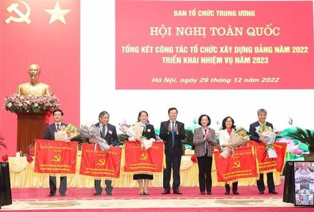 中央組織部部長張氏梅向傑出的單位頒授競賽錦旗。(圖:越通社)