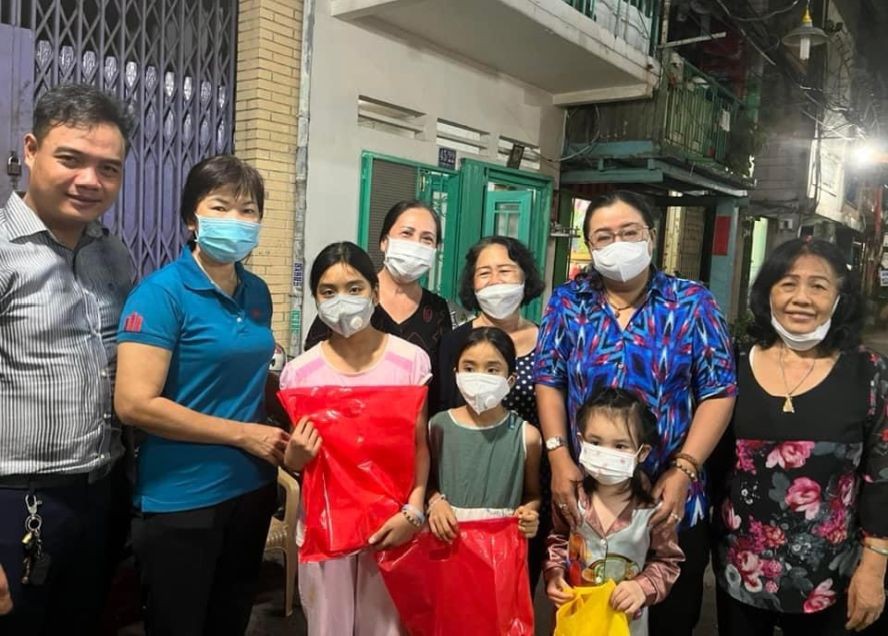 第五郡第十二坊第十街区关照当地贫困家庭。