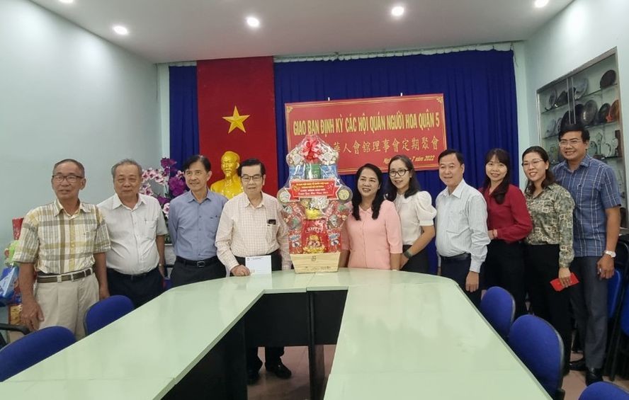 市越南祖国阵线委员会向海南会馆拜年。