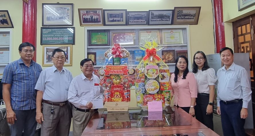 市越南祖国阵线委员会向二府会馆拜年。