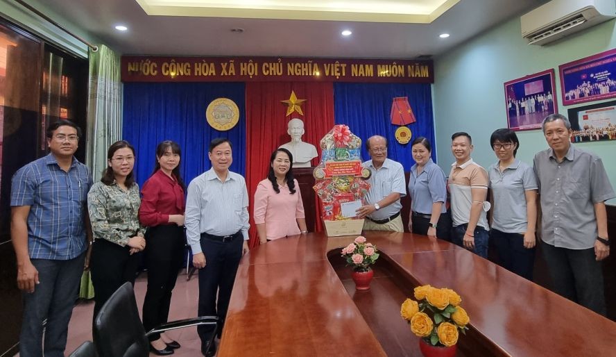 市越南祖国阵线委员会向温陵会馆拜年。