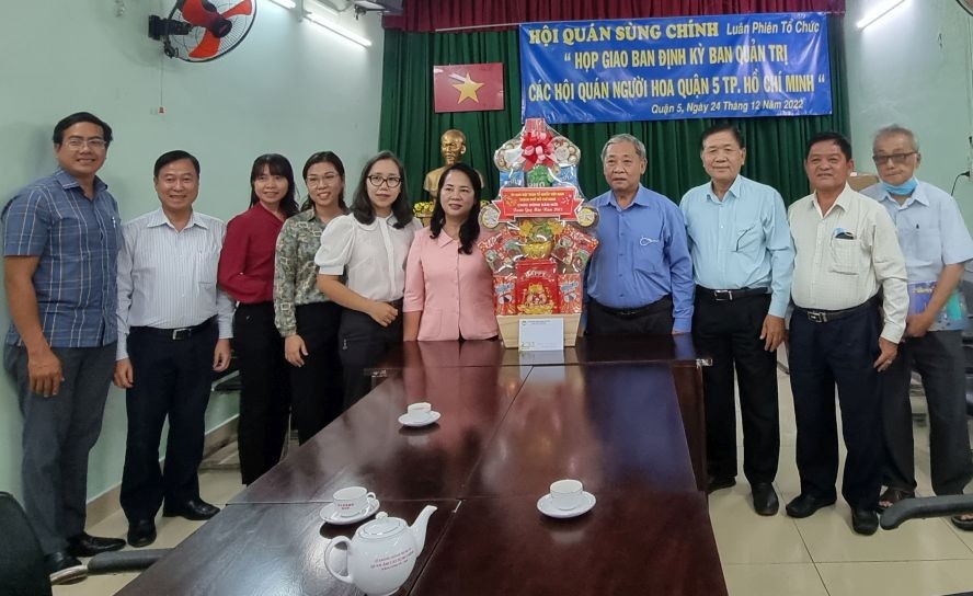 市越南祖国阵线委员会向崇正会馆拜年。