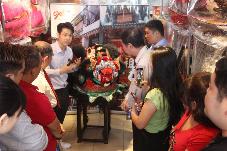 观众参观龙狮阁。