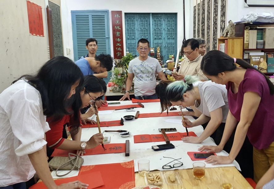 学生即席挥毫。