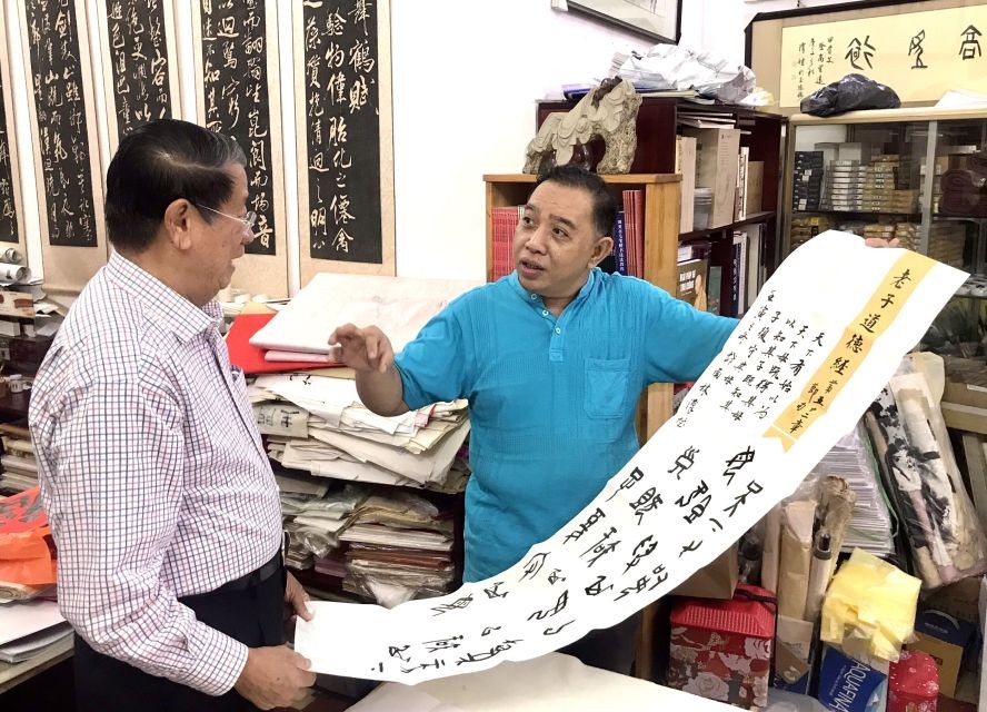 书法家欧阳文植与林汉城正在交流。