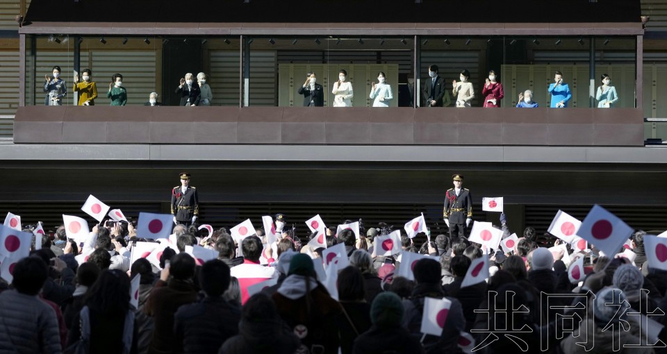 1月2日,日本天皇夫妇和其他皇族向参加新年朝贺的民众挥手致意。(图:共同社)