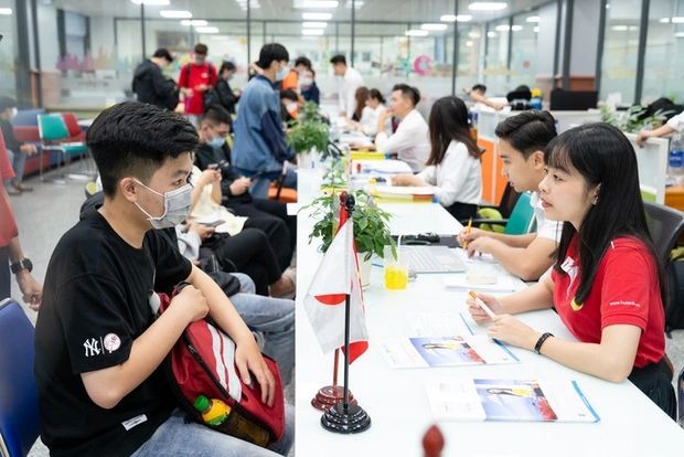 应届高中毕业生亲自前到市科技大学校提交高中学习成绩表等所需卷宗以申请录取入学。
