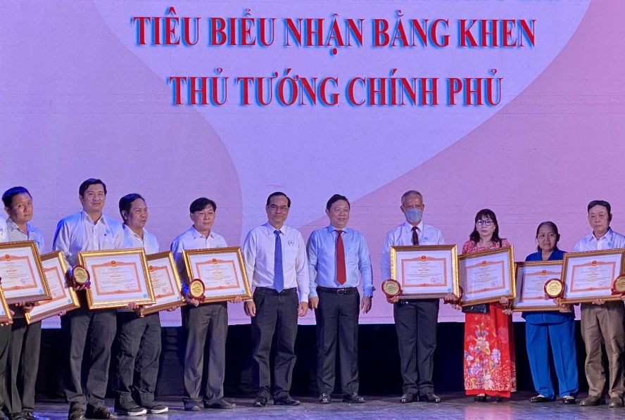 17个人获得政府总理颁发奖状。