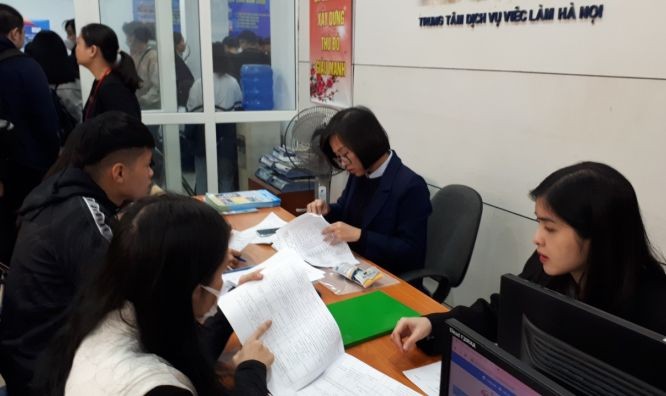 众多年轻求职者亲往河内辅业劳务中心寻求临时工机会。(图:X.M)