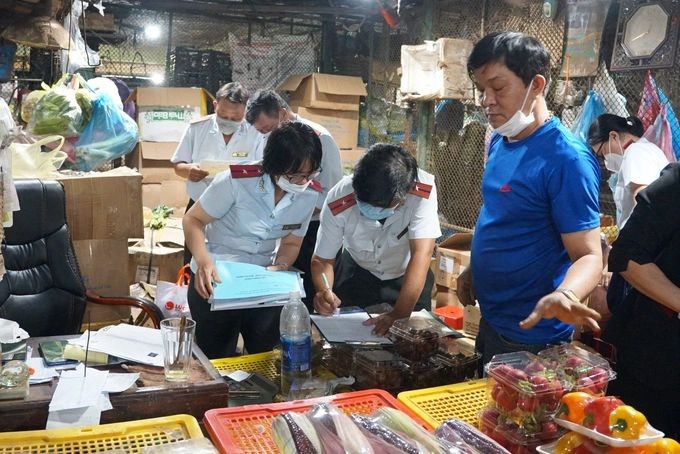 检查团在市场检查食品的来源和质量。(图:N.T)
