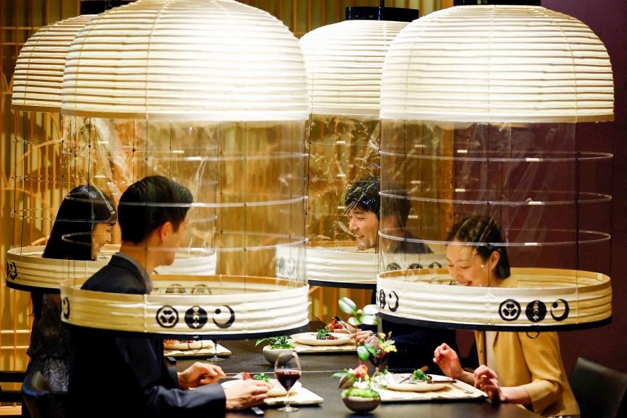 2022年2月2日,日本东京酒店的工作人员示范“灯笼下用餐”,食客在享受美食同时也保护自己,免受2019冠状病毒感染。(图:互联网) 2022年2月2日,日本东京酒店的工作人员示范“灯笼下用餐”,食客在享受美食同时也保护自己,免受2019冠状病毒感染。(图:互联网)