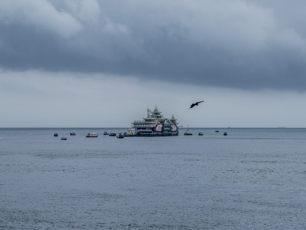 2022年6月14 日,有逾70年歷史的珍宝海鲜舫于接近中午12时,由多艘护航船拖走离开香港仔。(图:互联网) 2022年6月14 日,有逾70年歷史的珍宝海鲜舫于接近中午12时,由多艘护航船拖走离开香港仔。(图:互联网)