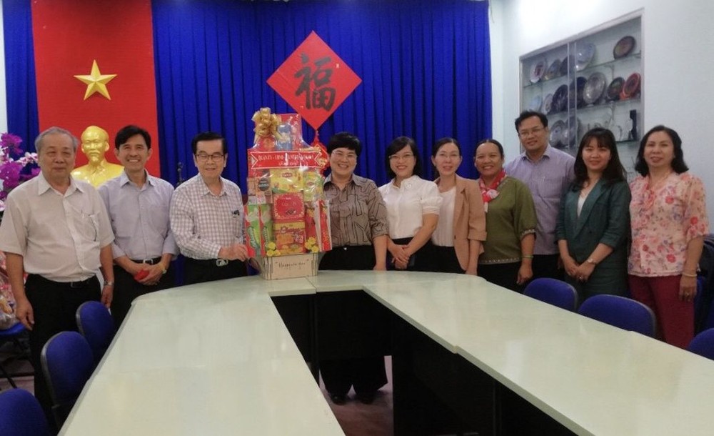 第五郡领导向海南会馆拜年。