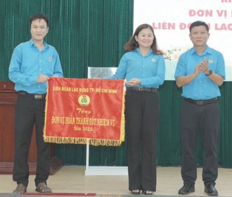 第五郡劳动联团荣获市劳动联团颁发的出色锦旗。