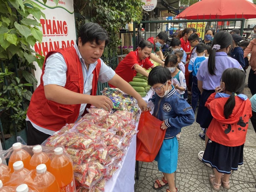 各学生已欢快地体验上免费市场的乐趣。