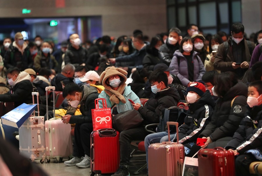 1月7日,北京西站候车室,旅客等候高铁列车。(图:中国日报)