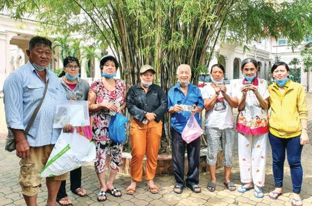 慈善组每週向病人转交善款,以及时入院治疗。 慈善组每週向病人转交善款,以及时入院治疗。