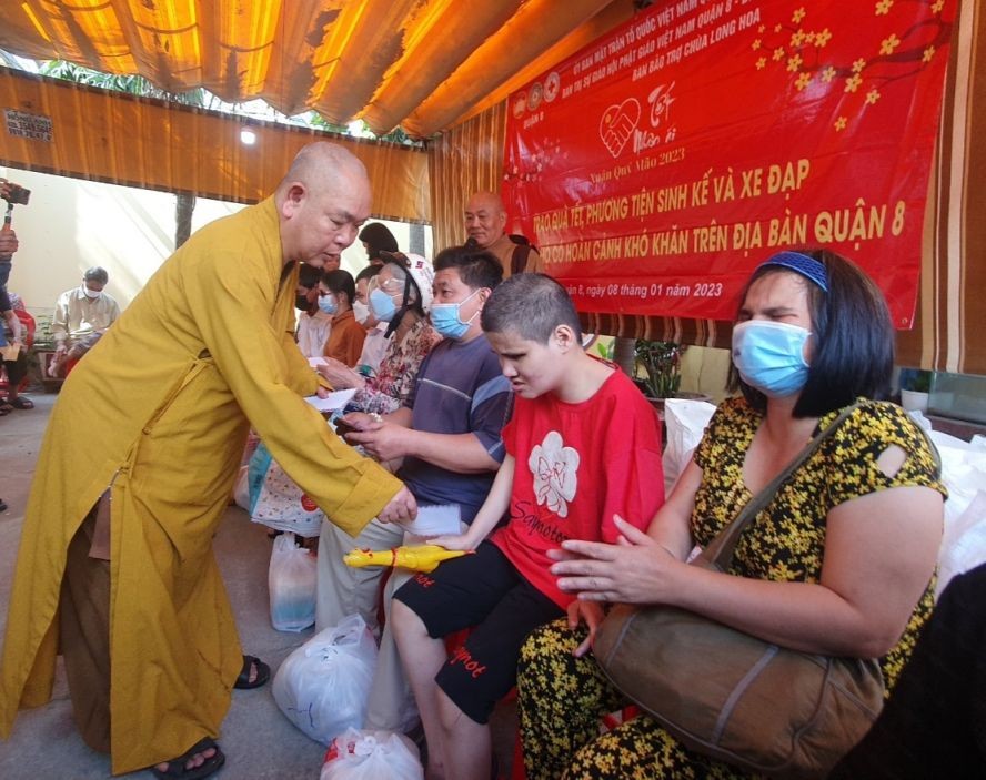 释慧功法师向视障者赠送礼物。