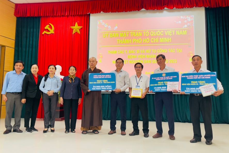 本市慈善团慰问仁爱医院的医护人员队伍并转赠善款。