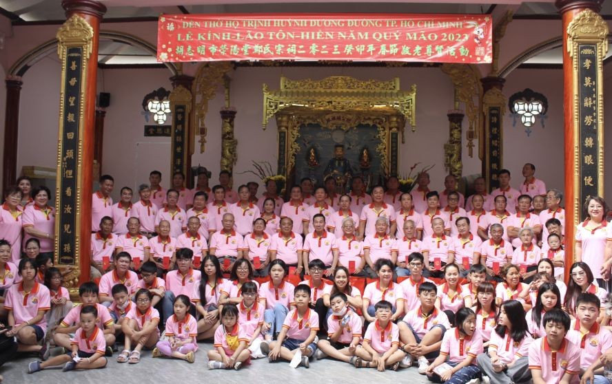 郑氏宗祠理监事会代表与诸位宗长和宗亲子弟合照留念。