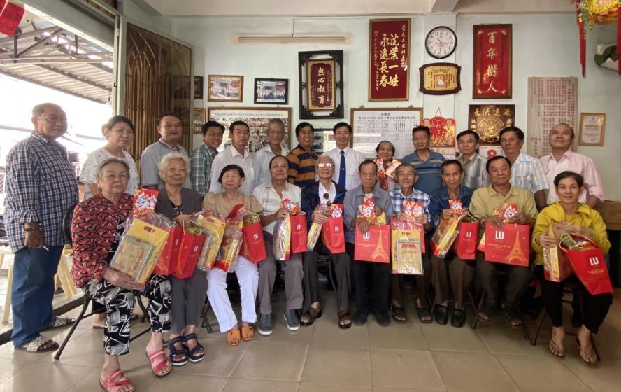 叶氏宗祠会长叶其达(后排左八)与诸位理事成员向诸位长者赠送敬老礼物。