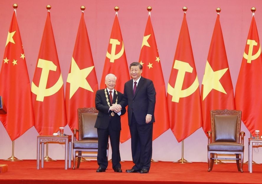 中共中央总书记、国家主席习近平向党中央总书记阮富仲授予中华人民共和国“友谊勳章"。(图:越通社)