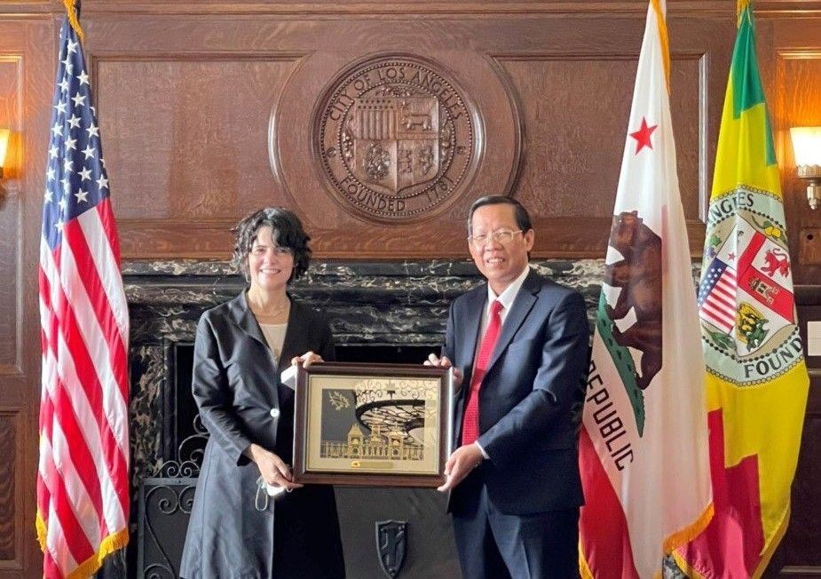 市人委会主席潘文迈向美国洛杉矶市副市长贺琪珍赠送礼物。 市人委会主席潘文迈向美国洛杉矶市副市长贺琪珍赠送礼物。