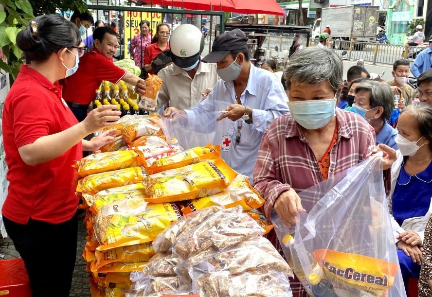 老人家选取赠送的食品。 老人家选取赠送的食品。