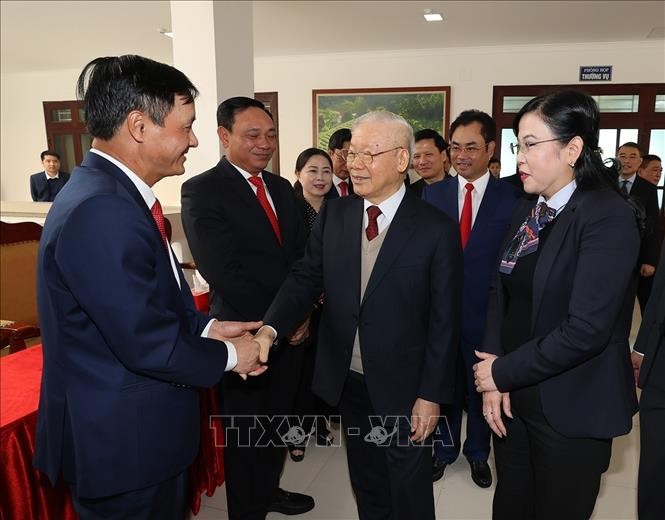党中央总书记阮富仲与太原省省委常务处及该省骨干领导交谈。(图:越通社)